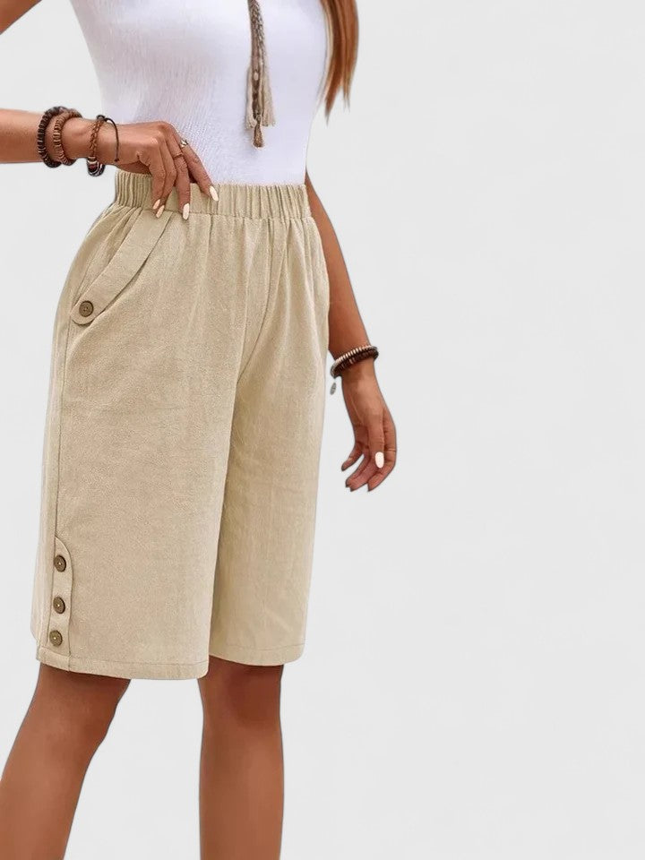 Rozemarijn | Comfortabele Short met Sierknopen