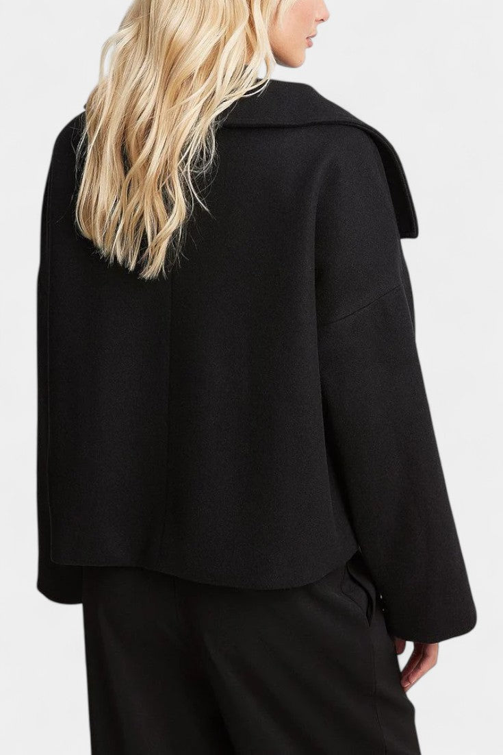 Godelieve | Elegante Korte Jas met Klassieke Kraag