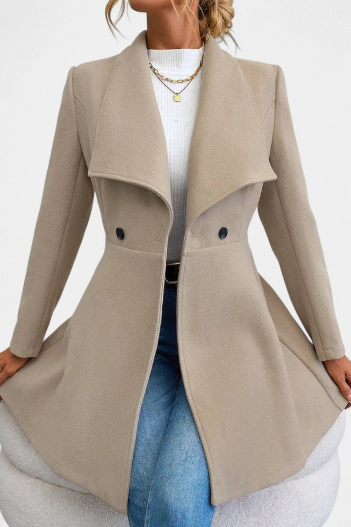 Katelijne | Getailleerde Peplum Mantel